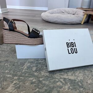 NWT / NIB Bibi Lou Chocolate Brown Tan Wedge Sandals, Women's Size 40